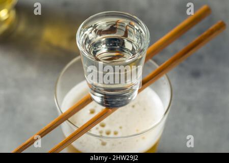 Erfrischender japanischer Sake Bomb Cocktail mit Bier Stockfoto