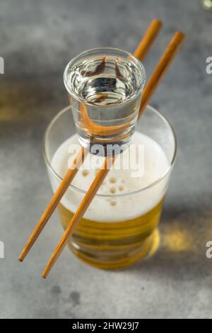 Erfrischender japanischer Sake Bomb Cocktail mit Bier Stockfoto