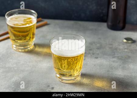 Erfrischender japanischer Sake Bomb Cocktail mit Bier Stockfoto