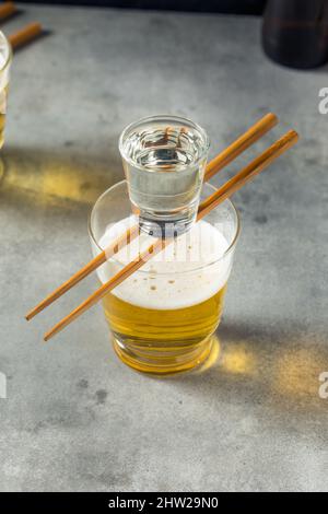 Erfrischender japanischer Sake Bomb Cocktail mit Bier Stockfoto