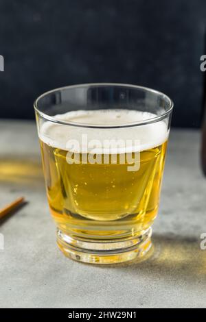 Erfrischender japanischer Sake Bomb Cocktail mit Bier Stockfoto