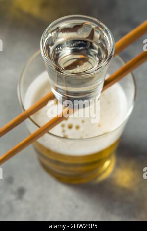 Erfrischender japanischer Sake Bomb Cocktail mit Bier Stockfoto