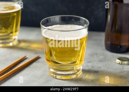 Erfrischender japanischer Sake Bomb Cocktail mit Bier Stockfoto