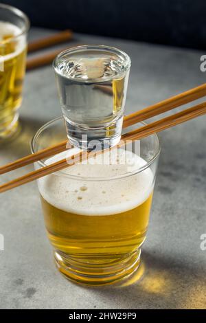 Erfrischender japanischer Sake Bomb Cocktail mit Bier Stockfoto