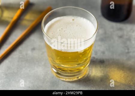 Erfrischender japanischer Sake Bomb Cocktail mit Bier Stockfoto