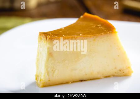 Stück Dulce de leche Pudding, Dulce de leche Pudding, typisch brasilianisches oder französisches Dessert Stockfoto