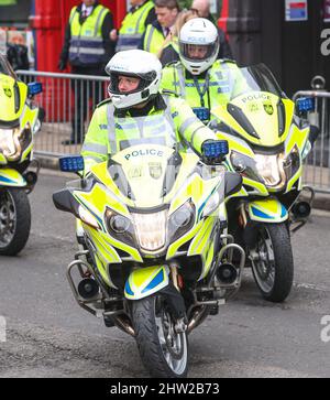 Polizeibeamte aus Hampshire Constabulary und Thames Valley auf Motorrädern. Stockfoto