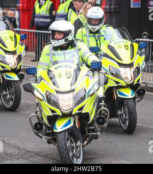 Polizeibeamte aus Hampshire Constabulary und Thames Valley auf Motorrädern. Stockfoto