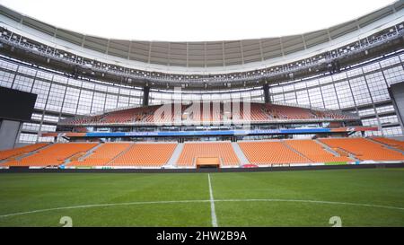 Jekaterinburg, Russland-August, 2019: Panoramablick auf die große Sportarena. Aktion. Blick vom Stadioninnern auf orangefarbene Tribünen und grünes Feld mit Rasen. Stockfoto