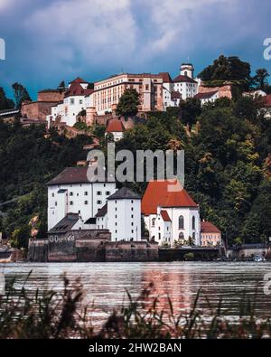 Schöne Aussicht auf Schloss Veste Oberhaus und Niederhaus in Passau, Deutschland Stockfoto