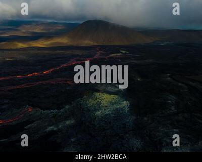 Beeindruckende Luftaufnahme der explodierenden roten Lava vom Active Volcano in Island Stockfoto