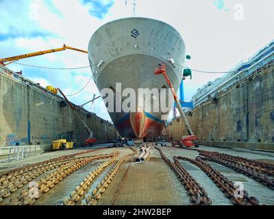 Kreuzfahrt-Schiff im Trockendock, marseille Trockendock, Silberschatten, norwegisches Juwel, Schiffsreparatur, Kreuzfahrt-Schiff Wartung, Schiff im Trockendock Stockfoto