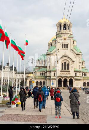 Alexander-Newski-Kathedrale Sofia Bulgarien Bulgarische Nationalflaggen fliegen an der Alexander-Newski-Kathedrale während die Bulgaren den Bulgarischen Nationalfeiertag am 3. März feiern, Sofia, Bulgarien, Osteuropa, Balkan, EU Stockfoto