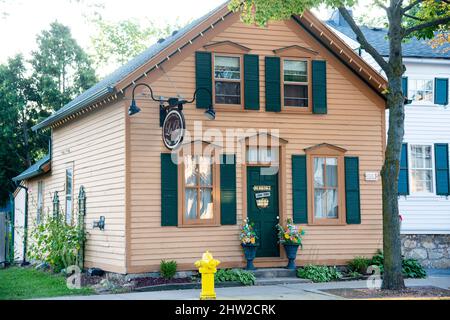 Straßen und Geschäfte von Cedarburg, Wisconsin, USA. Cedarburg ist eine Stadt im Ozaukee County, Wisconsin, USA. Stockfoto