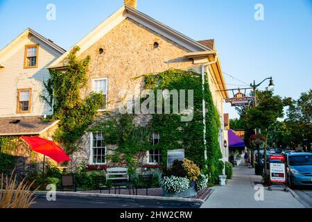 Straßen und Geschäfte von Cedarburg, Wisconsin, USA. Cedarburg ist eine Stadt im Ozaukee County, Wisconsin, USA. Stockfoto
