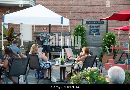 Straßen und Geschäfte von Cedarburg, Wisconsin, USA. Cedarburg ist eine Stadt im Ozaukee County, Wisconsin, USA. Stockfoto