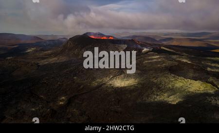 Beeindruckende Luftaufnahme der explodierenden roten Lava vom Active Volcano in Island Stockfoto