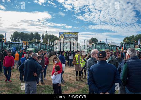 Malaga, Spanien. 03. März 2022. Demonstranten werden als Versammlung angesehen, wenn sie an einem Protest von Bauern und Viehzüchtern teilnehmen. Hunderte von Arbeitern mit Traktoren haben aufgrund der steigenden Produktionskosten eine Kundgebung mobilisiert, in der angemessene und wirtschaftliche Maßnahmen für den Agrarsektor gefordert werden. Die Krise des ländlichen Sektors würde die andalusische Region aufgrund ihrer Bedeutung als strategischer und wirtschaftlicher Sektor beeinträchtigen. (Foto von Jesus Merida/SOPA Images/Sipa USA) Quelle: SIPA USA/Alamy Live News Stockfoto