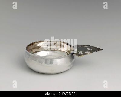 Von Porringer inspirierte Kunst, 1700–1730, hergestellt in Newport, Rhode Island, USA, Amerikanisch, Silber, insgesamt: 1 15/16 x 7 5/8 Zoll (4,9 x 19,4 cm); 9 oz. 3 dwt. (285,1 g), Silber, Samuel Vernon (1683–1737), die flachen Schalen mit Griffen, genannt Porringers, wurden zum Trinken verwendet, Classic Works, die von Artotop mit einem Schuss Moderne modernisiert wurden. Formen, Farbe und Wert, auffällige visuelle Wirkung auf Kunst. Emotionen durch Freiheit von Kunstwerken auf zeitgemäße Weise. Eine zeitlose Botschaft, die eine wild kreative neue Richtung verfolgt. Künstler, die sich dem digitalen Medium zuwenden und die Artotop NFT erschaffen Stockfoto