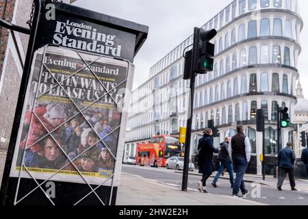 Während der Krieg in der Ukraine andauert und die Finanzierung von russischem Geld in London umstritten bleibt, verabschieden Stadtarbeiter eine Evening Standard-Schlagzeile, die berichtet, dass Präsident Putin am 3.. Februar 2022 alle Ukrainer in der City of London, England, auslöschen will. Der Evening Standard gehört dem wohlhabenden russischen Oligarchen Evgeny Lebedew, ebenfalls Mitglied des Oberhauses. Stockfoto