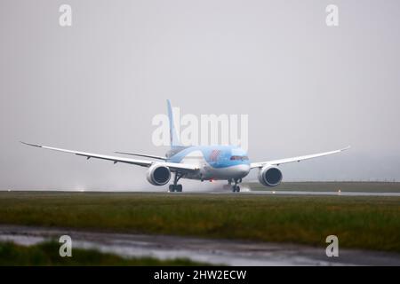 TUI Boeing 787 Dreamliner-Registrierung OO-LOE am 2. 2022. März von einer nassen Start-und Landebahn aus London Luton Airport, Bedfordshire, Großbritannien Stockfoto