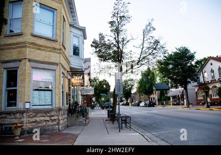 Straßen und Geschäfte von Cedarburg, Wisconsin, USA. Cedarburg ist eine Stadt im Ozaukee County, Wisconsin, USA. Stockfoto
