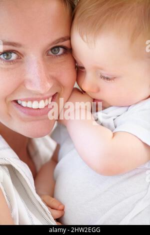 In der Nähe ihres kleinen Mannes. Nahaufnahme einer jungen Mutter und ihres entzückenden Sohnes. Stockfoto