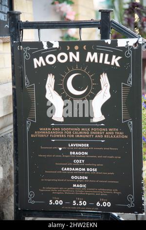 Straßen und Geschäfte von Cedarburg, Wisconsin, USA. Cedarburg ist eine Stadt im Ozaukee County, Wisconsin, USA. Stockfoto