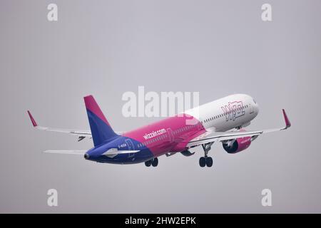 Wizz Air Airbus A321-Registrierung G-WUKM nimmt am 2. 2022. März vom Flughafen London Luton, Bedfordshire, Großbritannien, ab Stockfoto