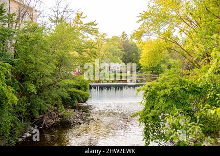 Straßen und Geschäfte von Cedarburg, Wisconsin, USA. Cedarburg ist eine Stadt im Ozaukee County, Wisconsin, USA. Stockfoto