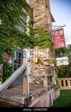 Straßen und Geschäfte von Cedarburg, Wisconsin, USA. Cedarburg ist eine Stadt im Ozaukee County, Wisconsin, USA. Stockfoto