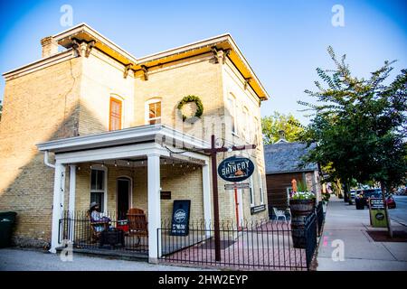 Straßen und Geschäfte von Cedarburg, Wisconsin, USA. Cedarburg ist eine Stadt im Ozaukee County, Wisconsin, USA. Stockfoto