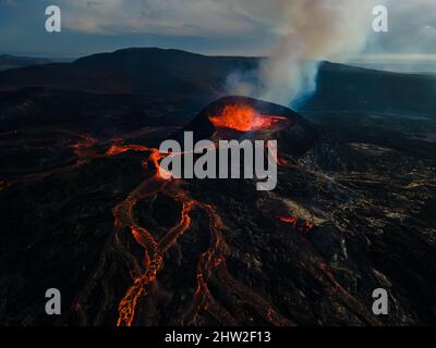 Beeindruckende Luftaufnahme der explodierenden roten Lava vom Active Volcano in Island Stockfoto