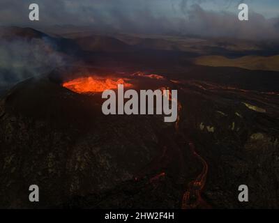 Beeindruckende Luftaufnahme der explodierenden roten Lava vom Active Volcano in Island Stockfoto