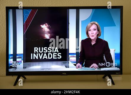 Ein TV-Screenshot von PBS NewsUnsere Anchor Judy Woodruff berichtet, dass das russische Militär in die Ukraine eingedrungen ist. Stockfoto