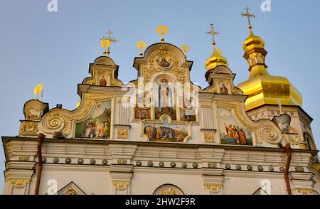 Das verzierte Dach und die Fassade des verzierten Gebäudes im Kiewer Höhlenkloster (Kiew-Pechersk Lavra) in der ukrainischen Hauptstadt. Es ist ein Hallo Stockfoto