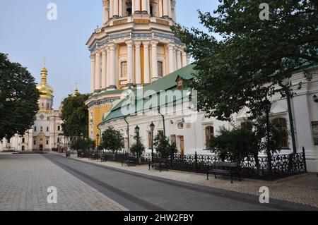 Ein Innenhof im Kiewer Höhlenkloster (Kiew-Pechersk Lavra) in der ukrainischen Hauptstadt. Es ist ein historischer christlicher christlicher Christ aus dem Osten Stockfoto