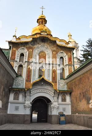 Ein kunstvoll verziertes Tor zum Kiewer Höhlenkloster (Kiew-Pechersk Lavra) in der ukrainischen Hauptstadt. Stockfoto