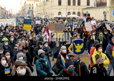 München, Deutschland. 03. März 2022. Demonstranten stehen am Odeonsplatz in der Hauptstadt des Landes während eines weltweiten Protests am Freitag für die Zukunft gegen den Krieg in der Ukraine. Quelle: Felix Hörhager/dpa/Alamy Live News Stockfoto