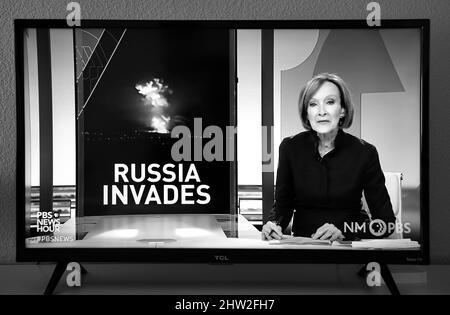 Ein TV-Screenshot von PBS NewsUnsere Anchor Judy Woodruff berichtet, dass das russische Militär in die Ukraine eingedrungen ist. Stockfoto