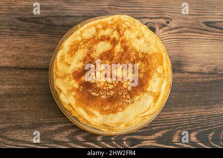 Leckere Pfannkuchen mit Schokoladensauce frische Heidelbeeren auf einem rustikalen Holztisch. Rustikaler brauner Tisch. Stockfoto