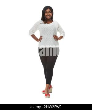 Cool, lässig und selbstbewusst. Studioaufnahme einer attraktiven Frau vor weißem Hintergrund. Stockfoto