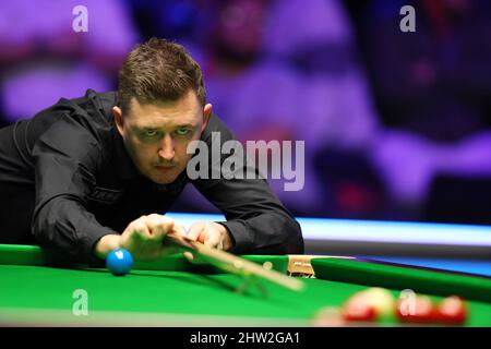 Newport, Großbritannien. 03. März 2022. Kyren Wilson aus England in Aktion während seines 3.-Runden-Spiels gegen Matthew SELT aus England. BetVictor Welsh Open Snooker 2022, Tag 4 im International Convention Center Wales, The Celtic Manor Resort, Newport on Donnerstag 3. March 2022. PIC by Andrew Orchard/Andrew Orchard Sports Photography/Alamy Live News Credit: Andrew Orchard Sports Photography/Alamy Live News Stockfoto