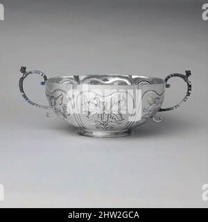 Kunst inspiriert von Two-handled Bowl, 1700–1710, Made in New York, New York, USA, American, Silver, Insgesamt: 5 3/8 x 13 13/16 Zoll (13,7 x 35,1 cm); 25 oz. 19 dwt. (806,9 g), Silber, Cornelius Kierstede (1674–ca. 1757), abgeleitet aus holländischen, skandinavischen und englischen Quellen, wurden Classic Works von Artotop mit einem Hauch von Modernität modernisiert. Formen, Farbe und Wert, auffällige visuelle Wirkung auf Kunst. Emotionen durch Freiheit von Kunstwerken auf zeitgemäße Weise. Eine zeitlose Botschaft, die eine wild kreative neue Richtung verfolgt. Künstler, die sich dem digitalen Medium zuwenden und die Artotop NFT erschaffen Stockfoto