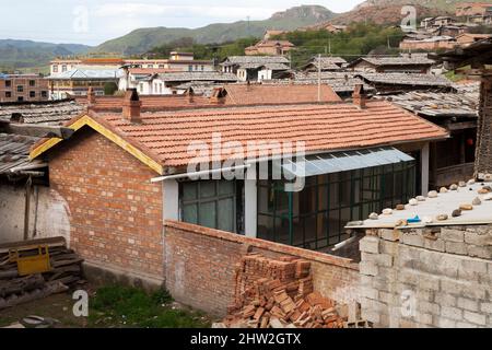 Haus / inländische Einfamilienhaus mit Backstein und lokalen Baumaterialien in chinesischen Wohngebiet gebaut. Langmusi, China. (125) Stockfoto