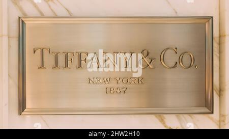 Dubai, VAE, Vereinigte Arabische Emirate - 28. Mai 2021: Schließen goldenes Logo Tiffany Co ist ein amerikanischer Luxusschmuckhändler mit Hauptsitz in den USA Stockfoto