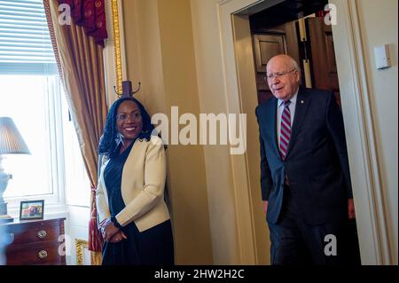 Washington, Vereinigte Staaten. 03. März 2022. Der Senator der Vereinigten Staaten, Patrick Leahy (Demokrat von Vermont), rechts, und der für den Obersten Gerichtshof nominierte Richter Ketanji Brown Jackson treffen sich am Donnerstag, den 3. März 2022, im US-Kapitol in Washington, DC. Kredit: Rod Lampey/CNP/dpa/Alamy Live Nachrichten Stockfoto