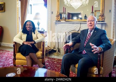 Washington, Vereinigte Staaten. 03. März 2022. Der Senator der Vereinigten Staaten, Patrick Leahy (Demokrat von Vermont), rechts, trifft sich mit dem für den Obersten Gerichtshof nominierten Richter Ketanji Brown Jackson am Donnerstag, den 3. März 2022, im US-Kapitol in Washington, DC. Kredit: Rod Lampey/CNP/dpa/Alamy Live Nachrichten Stockfoto