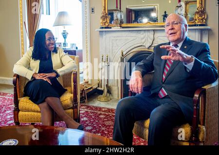 Washington, Vereinigte Staaten. 03. März 2022. Der Senator der Vereinigten Staaten, Patrick Leahy (Demokrat von Vermont), rechts, trifft sich mit dem für den Obersten Gerichtshof nominierten Richter Ketanji Brown Jackson am Donnerstag, den 3. März 2022, im US-Kapitol in Washington, DC. Kredit: Rod Lampey/CNP/dpa/Alamy Live Nachrichten Stockfoto