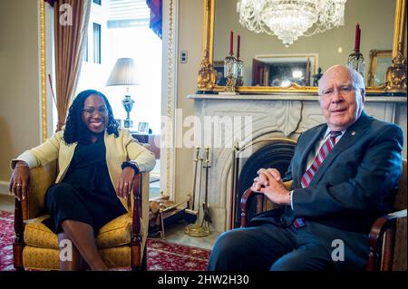 Washington, Vereinigte Staaten. 03. März 2022. Der Senator der Vereinigten Staaten, Patrick Leahy (Demokrat von Vermont), rechts, trifft sich mit dem für den Obersten Gerichtshof nominierten Richter Ketanji Brown Jackson am Donnerstag, den 3. März 2022, im US-Kapitol in Washington, DC. Kredit: Rod Lampey/CNP/dpa/Alamy Live Nachrichten Stockfoto